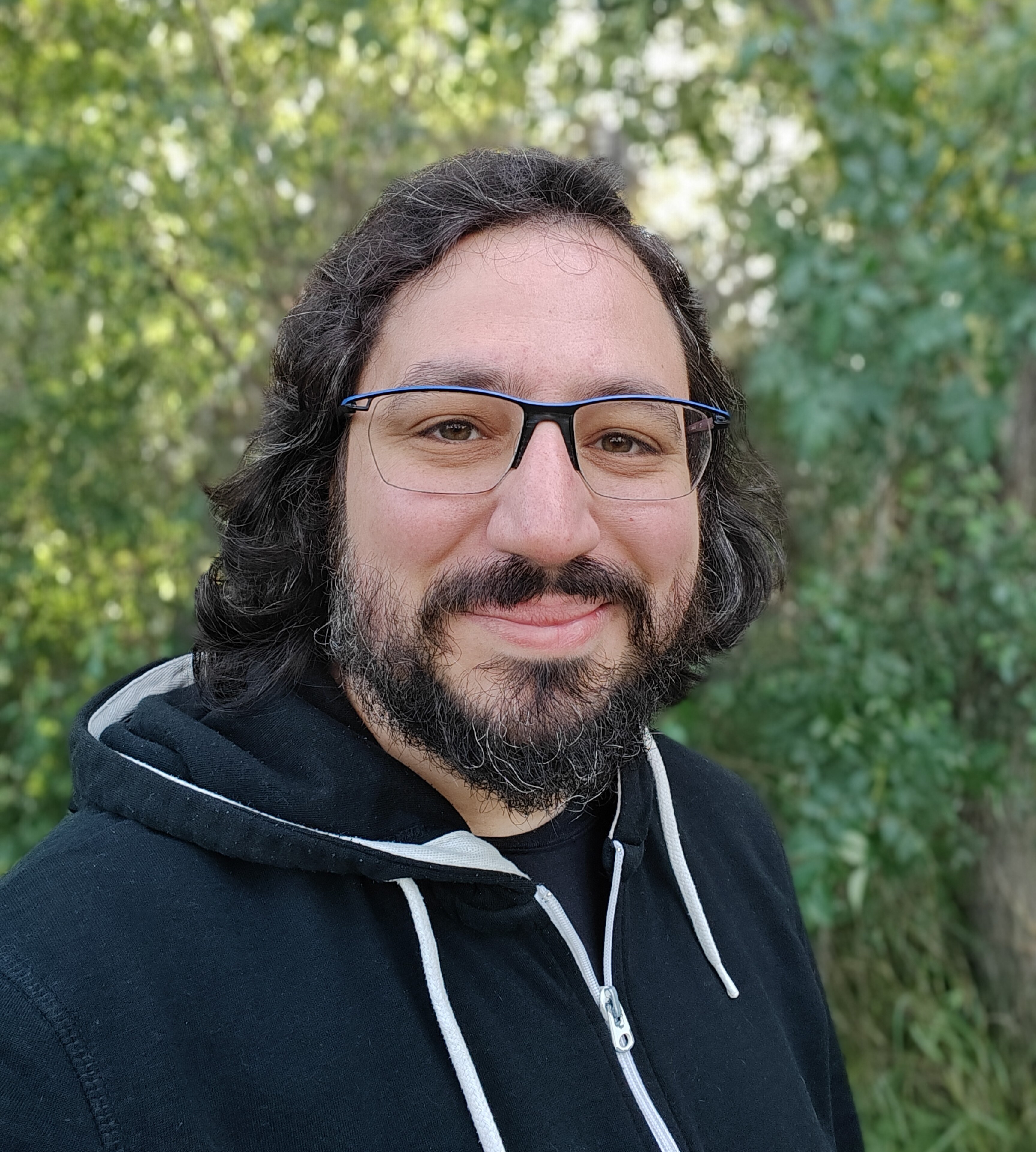 Foto de mí en la naturaleza. Estoy sonriendo y mirando a cámara.